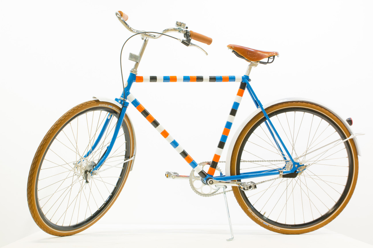 Bike de Bois Rond (black, white, blue, orange)
