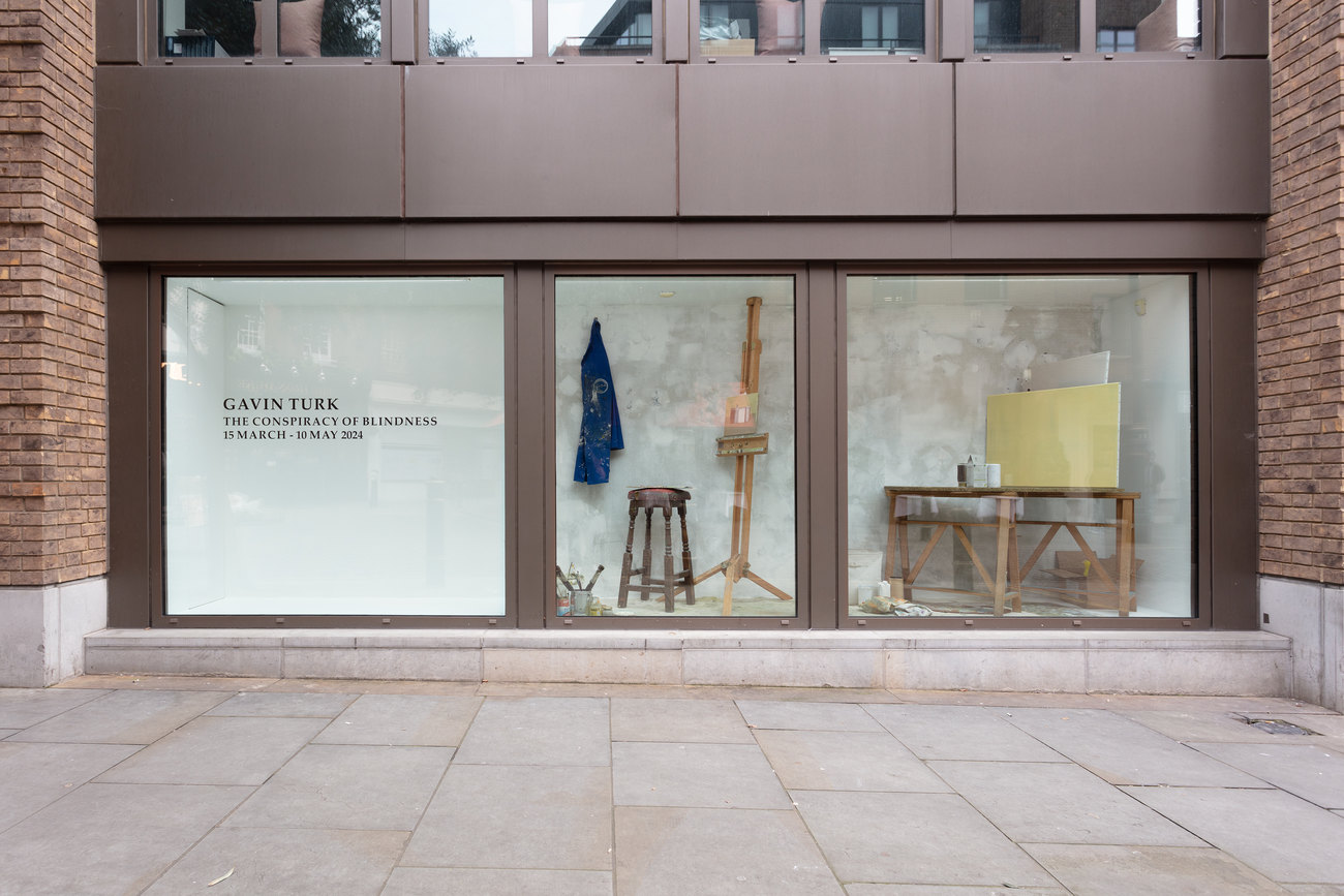 An image shows the window display of a gallery 