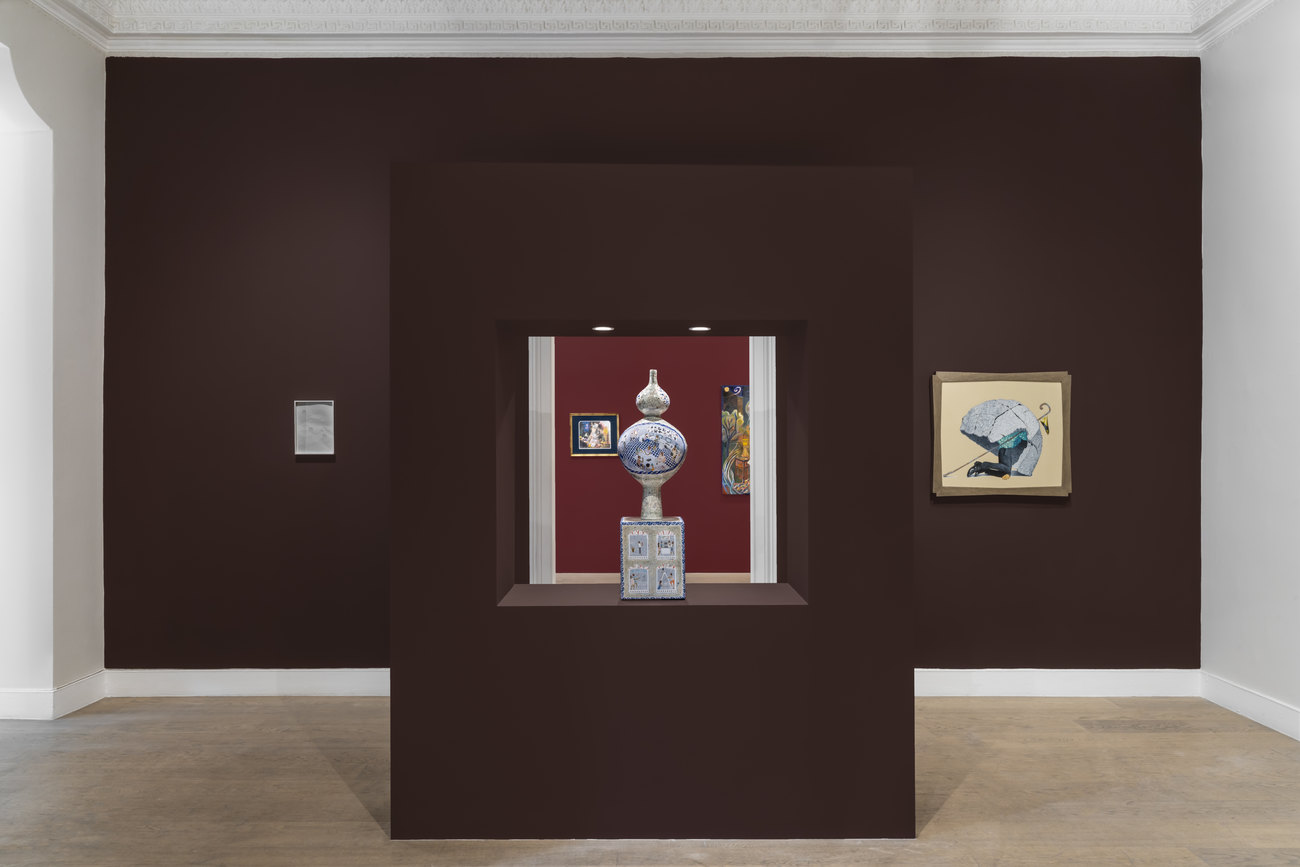 Photo of sculpture ceramic on brown plinth