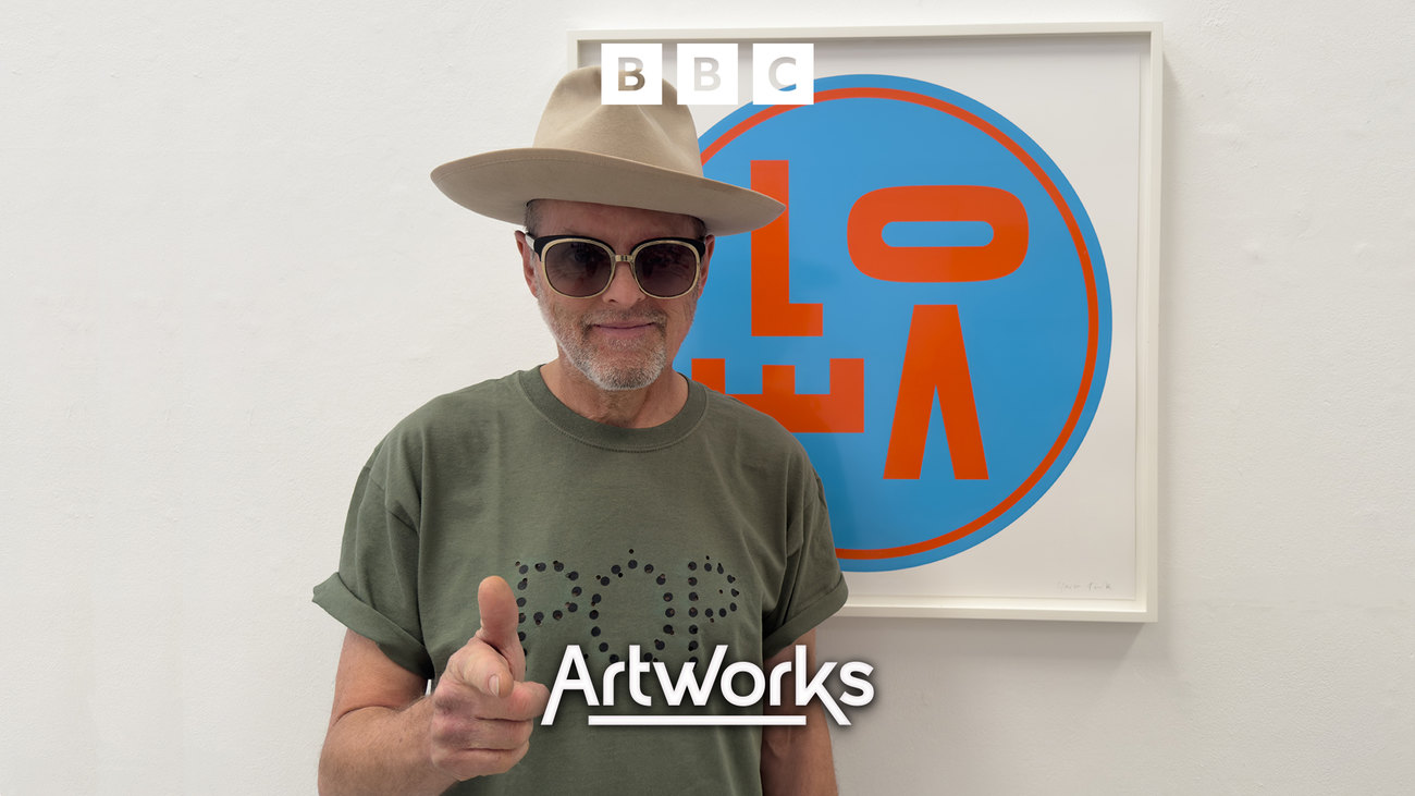 Gavin Turk photographed in his 'pop' pose 